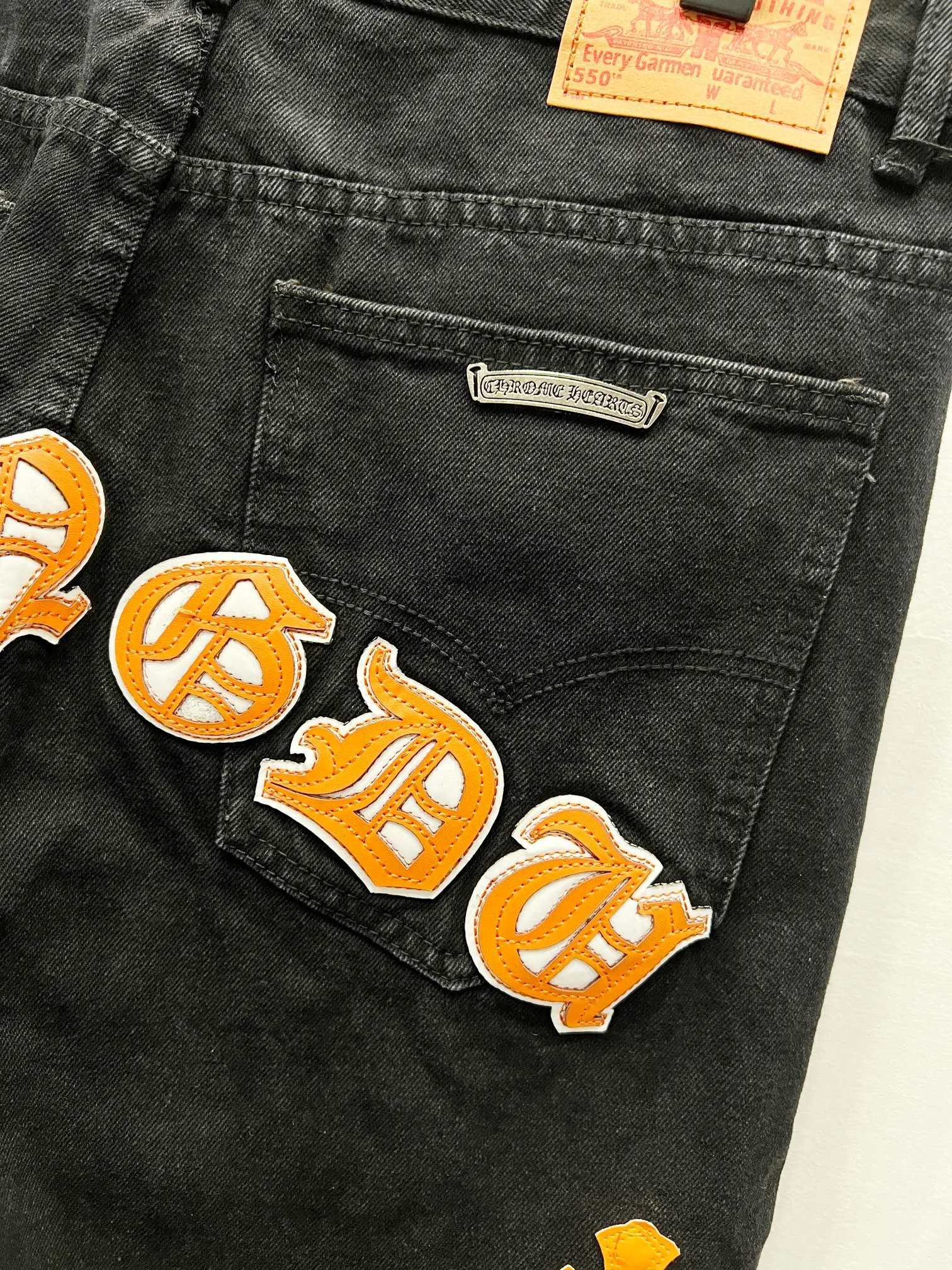 P260 Style number: (K710) Style number: (K550) Chrome Hearts & Chrome Hearts CH city limited series Sanskrit cross patch leather jeans need to be washed and then disassembled and hand-stitched with sheepskin cross leather and then spliced ​​together to complete. The whole process is too complicated to explain. The texture can be seen in the hand, and it looks good. The styles with different washed textures are very friendly to people with thin legs and thick legs. The straight version is very flattering to the leg shape. The moderate length is timeless and can be matched easily and casually. It is the basic styling foundation for various styles and is a must-have in the wardrobe! The fabric is stiff but also makes the upper body soft without losing texture. The washing process is even more perfect. It is a must-have item for everyone! ! ! Washed wheat, hang tag, pants label, three labels are complete, the upper body effect is particularly stiff and stylish, super stylish, same style for men and women - Color: orange and orange Size: 28 30 32 34